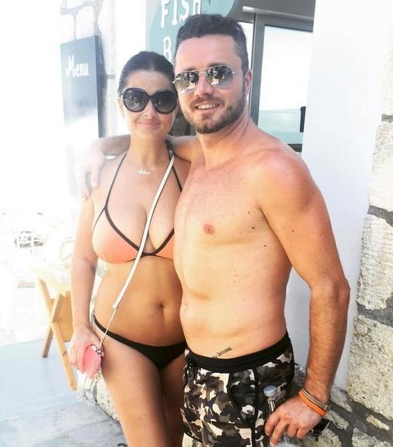 Cum arata Gabi Cristea in costum de baie! Acuzata ca s-a ingrasat, vedeta a avut curajul sa apara asa 399551