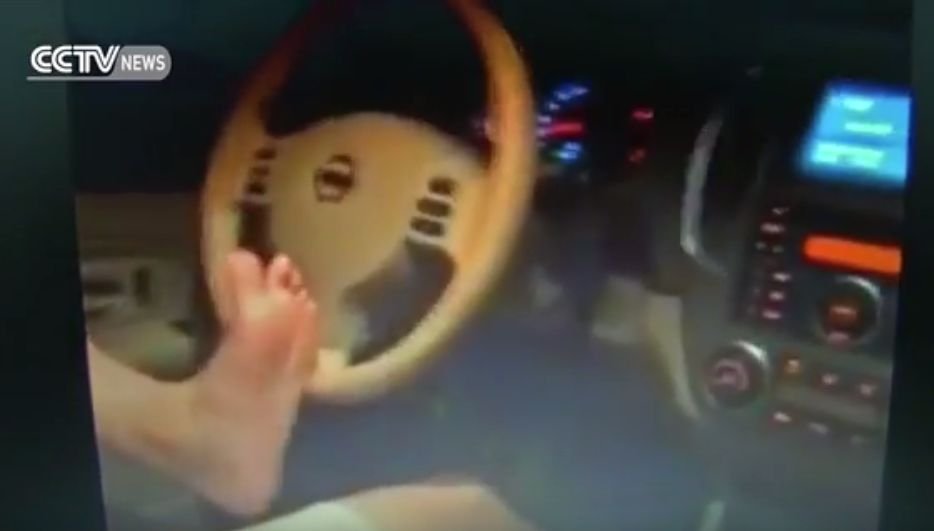 Șofer filmat în timp ce conduce mașina cu picioarele, la propriu. Reacția autorităților