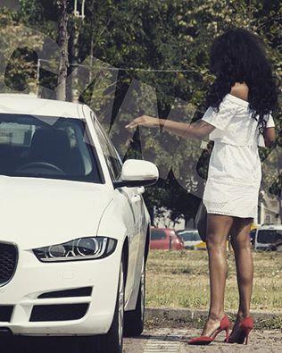  Laurette s-a pozat cu mașina de la Ion Țiriac. Ce a putut să scrie 399956