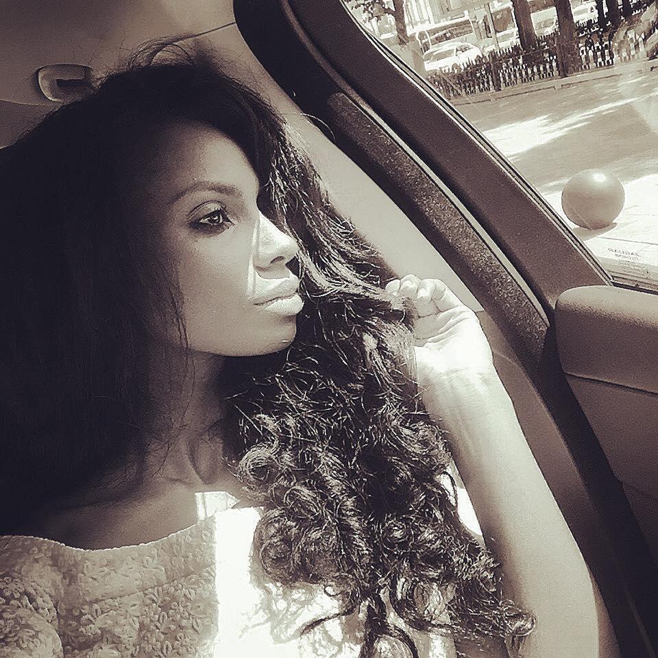  Laurette s-a pozat cu mașina de la Ion Țiriac. Ce a putut să scrie 399962