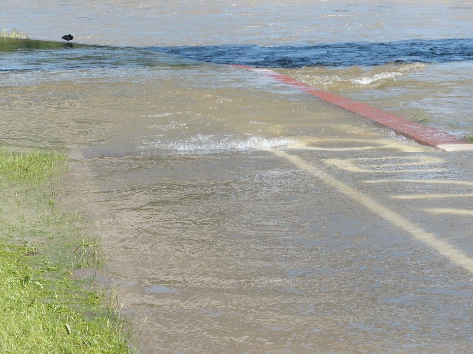 Ploile au făcut ravagii în mai multe orașe din țară. Sute de șoferi au fost surprinși în trafic de șuvoaiele de apă