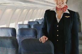 De ce își țin stewardesele mereu mâinile la spate când întâmpină pasagerii