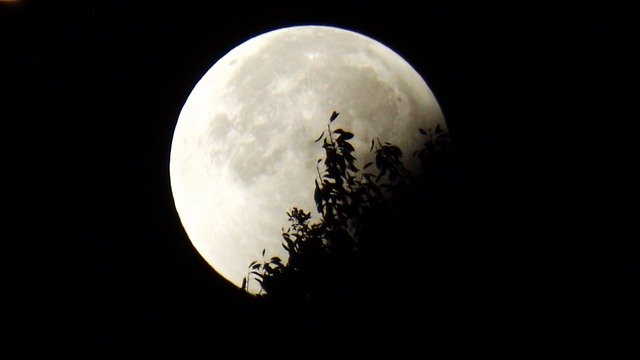 Lună plină și eclipsă de lună, în noaptea de 18 august. Cum va fi influențată omenirea
