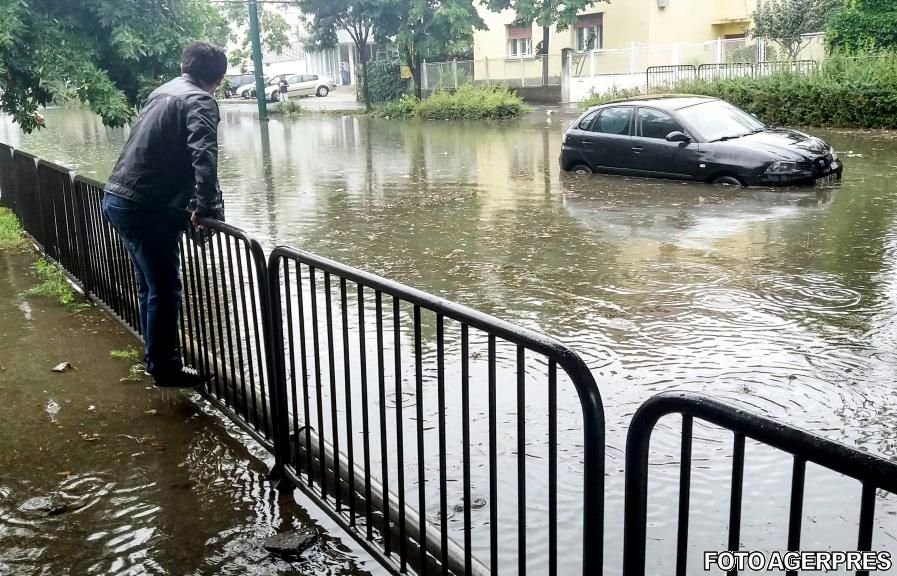 Inundații puternice în vestul țării, zeci de case sub ape. ”E dezastru. Ne rugăm la Dumnezeu să trăim!”