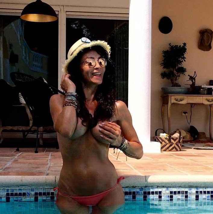 Mihaela Radulescu topless in piscina. Imaginea care face cat 1.000 de cuvinte 400409