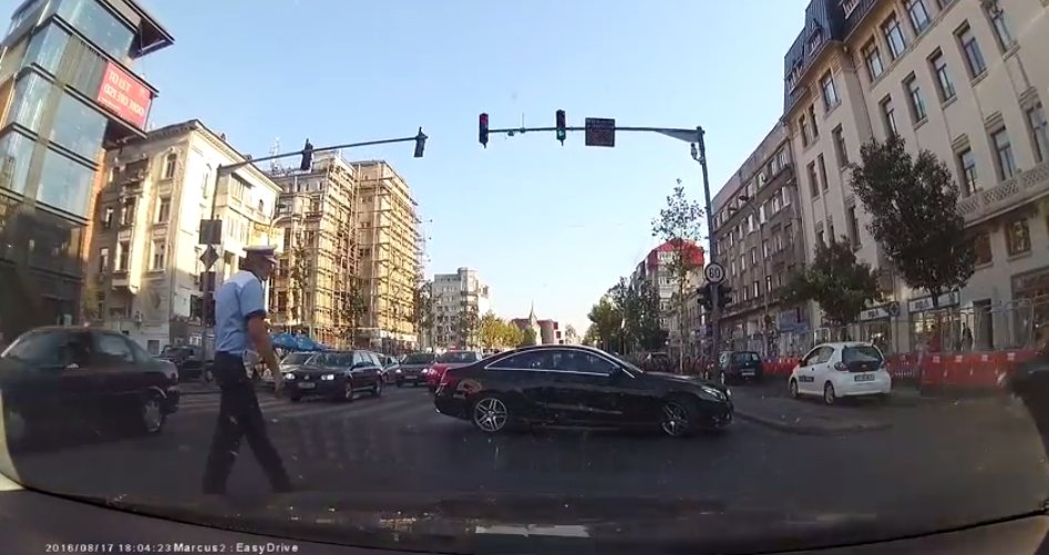 Reacția genială a unui polițist într-o intersecție din București VIDEO