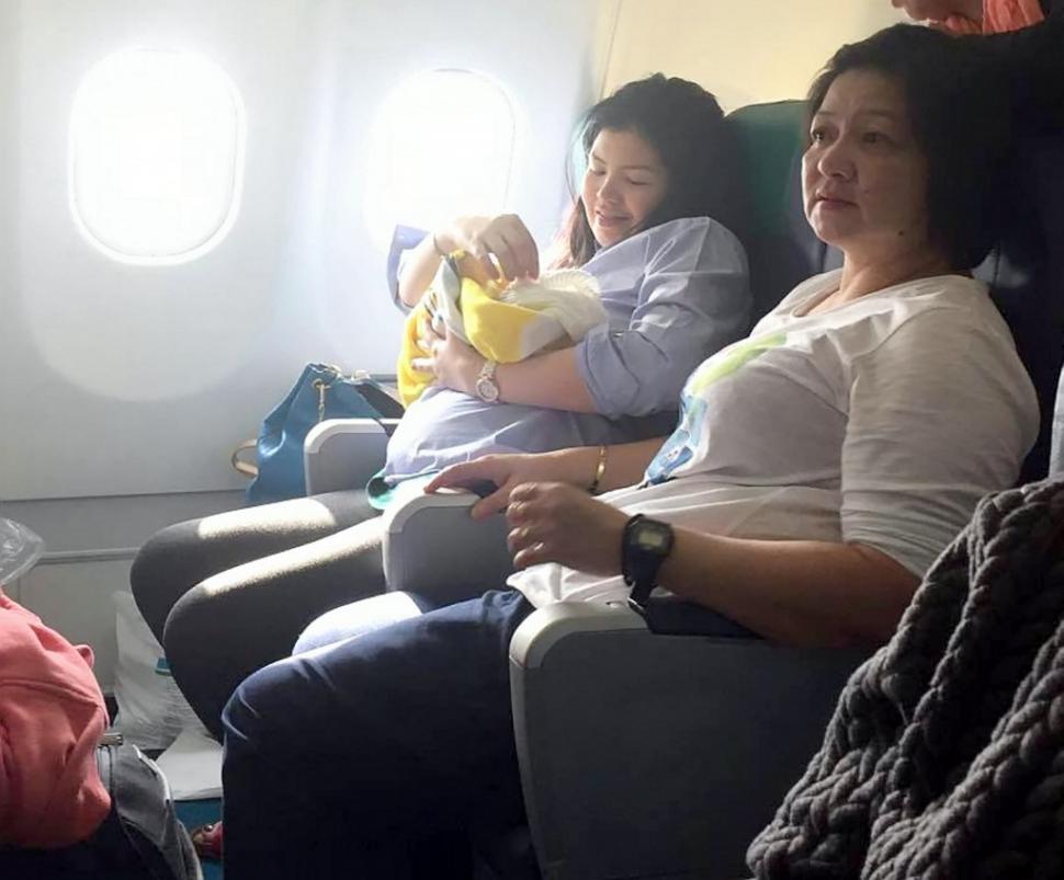 O femeie a născut în avion, la 10.000 de metri altitudine. Ce au făcut pasagerii 400609