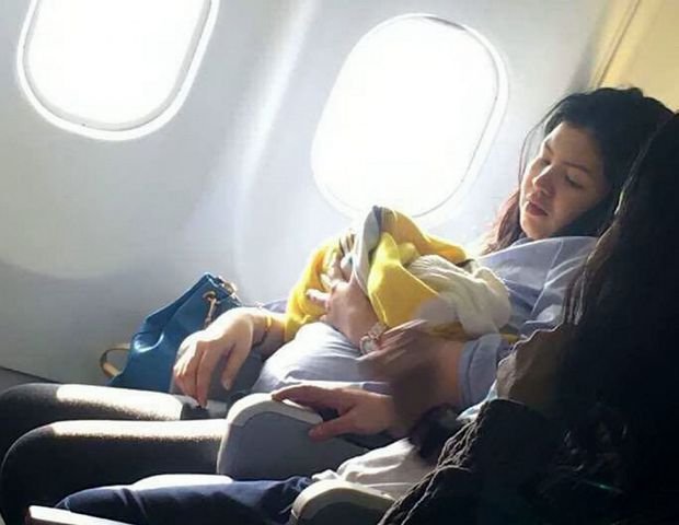 O femeie a născut în avion, la 10.000 de metri altitudine. Ce au făcut pasagerii
