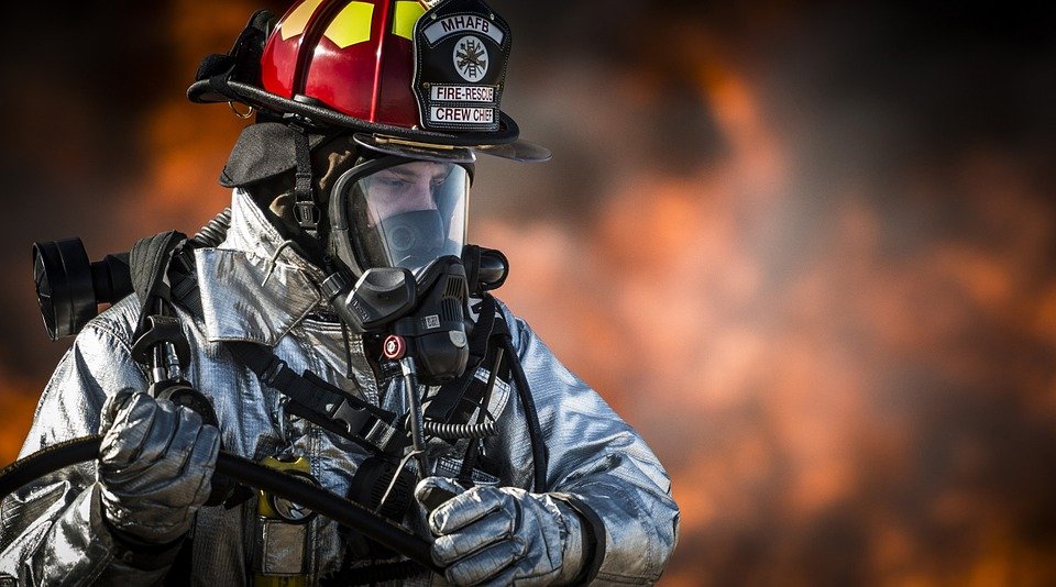 Aproximativ 17.000 de pompieri luptă cu incendiul de proporții istorice din California