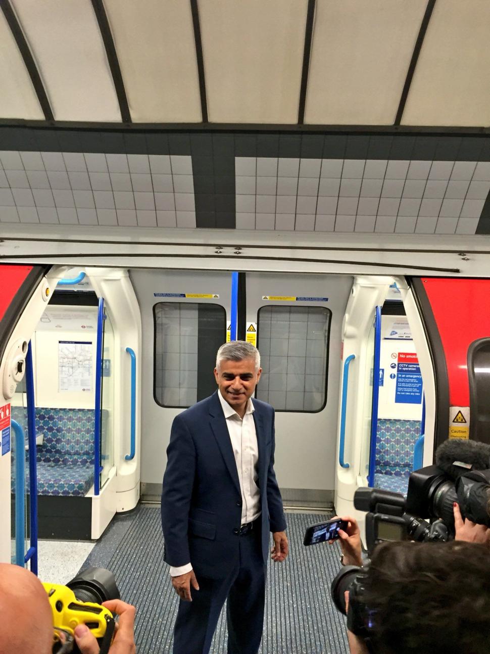 A apărut în această dimineață la metrou. Oamenilor nu le-a venit să creadă că e chiar el 400781