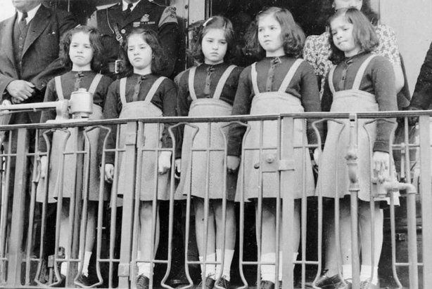 Cinci fetițe nefericite s-au aliniat lângă gard. Când au împlinit 18 ani, lumea în sfârșit a înțeles