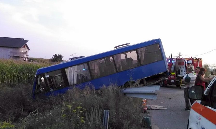 Un autobuz cu nuntași a ajuns în șanț. Şapte persoane au fost rănite