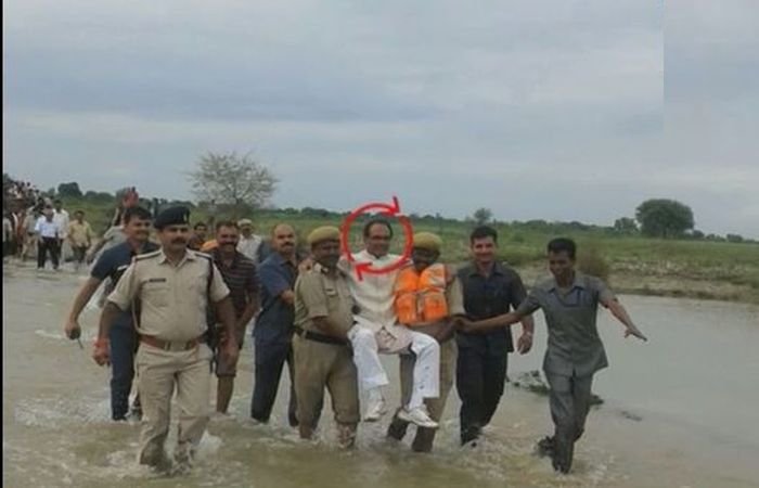Politician purtat pe brațe ca să nu-și ude pantofii, într-o zonă distrusă de inundații, în India. Imaginile au stârnit valuri de revoltă