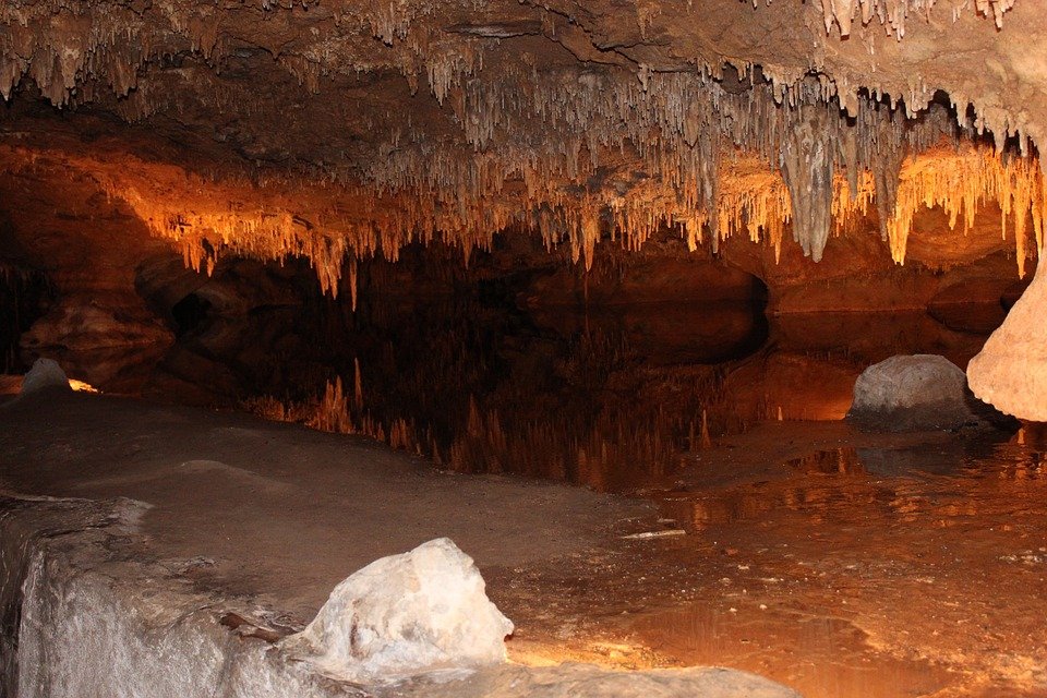 Turiști blocați în peșteră, după o viitură. Nouă adolescenți și doi speologi au petrecut 12 ore sub pământ