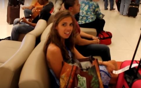 I s-a părut suspect când acest băiat s-a așezat lângă ea, în aeroport. Și a avut dreptate… Ce i s-a întâmplat fetei