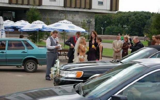 Preoții și-au făcut cruce când au văzut cum era îmbăcată mireasa și nu au primit-o în biserică. Vezi ce rochie de mireasă a ales tânăra- FOTO 401572