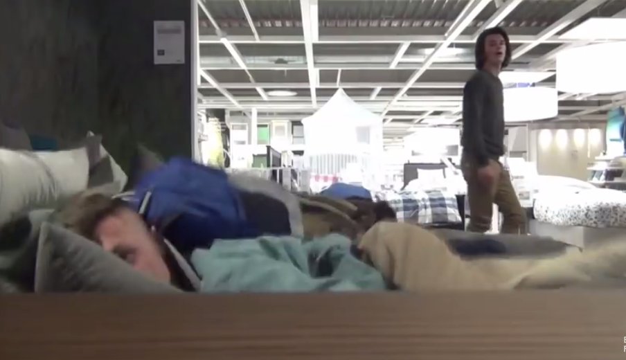 Au decis să rămână peste noapte într-un magazin Ikea. Ce au făcut imediat ce a plecat toată lumea - VIDEO