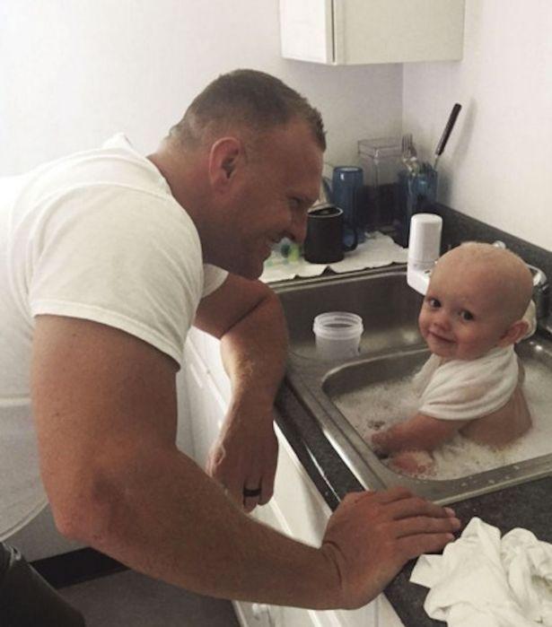 L-au găsit pe bancheta din spate a mașinii unui bețiv. Era plin de vomă și plângea. Ce s-a întâmplat cu bebelușul după ce a fost dus la secția de poliție 401779