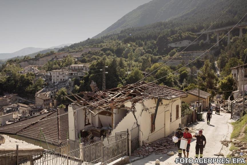 Eroii români de la cutremurul din Italia: Au salvat de sub ruine nouă oameni
