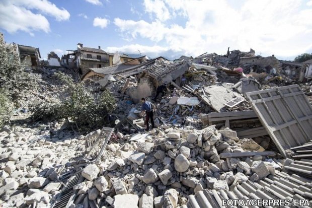 Gest uluitor făcut de o bătrână, după cutremurul devastator din Italia