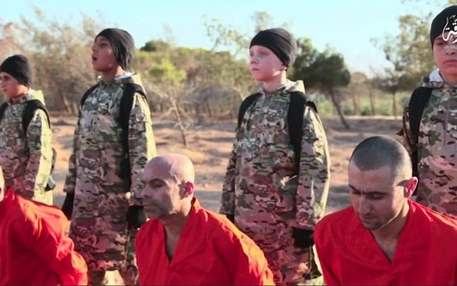 Imagini tulburătoare. Cinci copii, folosiți drept călăi de către Statul Islamic - VIDEO