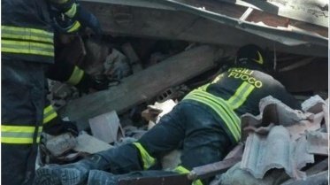 Primul oficial român va ajunge în Italia la cinci zile după producerea cutremurului: O slujbă în memoria celor 11 români decedaţi va avea loc la Rieti