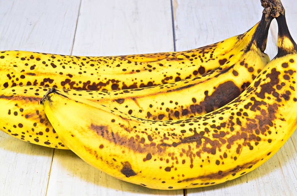 Ce pățești dacă mănânci banane cu coaja înnegrită? Avertismentul specialiștilor