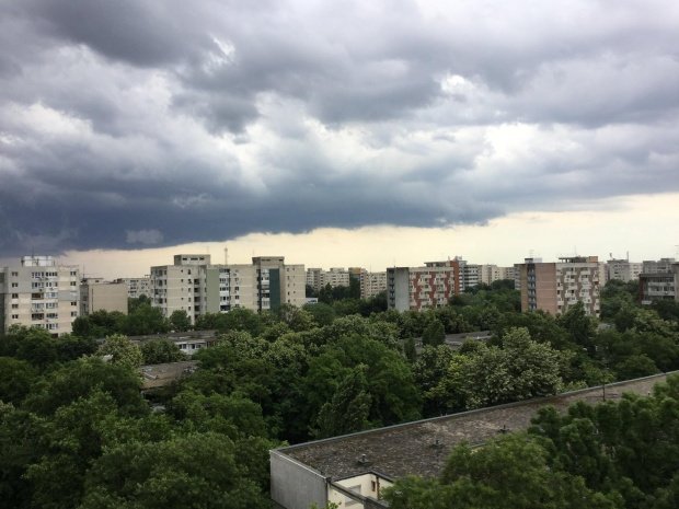 Fenomen rar pe cerul Bucureștiului. A apărut cu un minut înainte de o ploaie rece