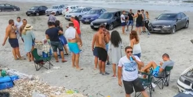 Imagini revoltătoare pe o plajă din România. Mai mulți tineri și-au parcat mașinile pe nisip și...