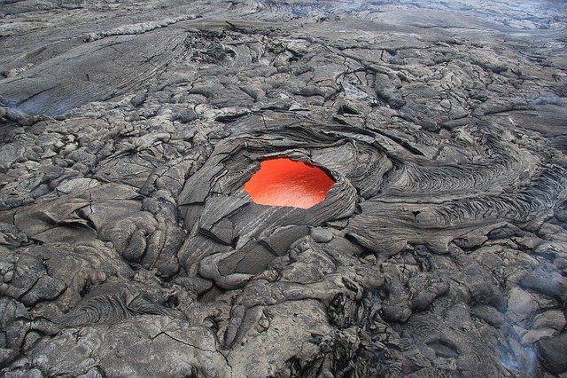 Islanda a ridicat gradul de alertă: cel mai mare vulcan din ţară este pe punctul de a erupe