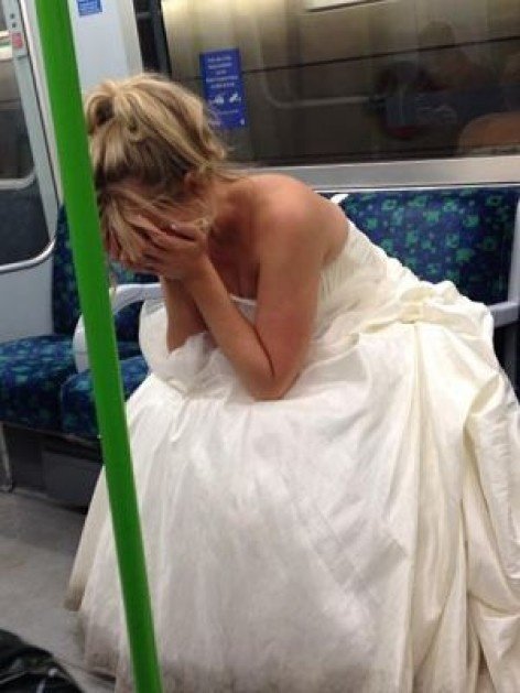 O mireasă a fost surprinsă plângând la metrou. Ce se întâmplase 