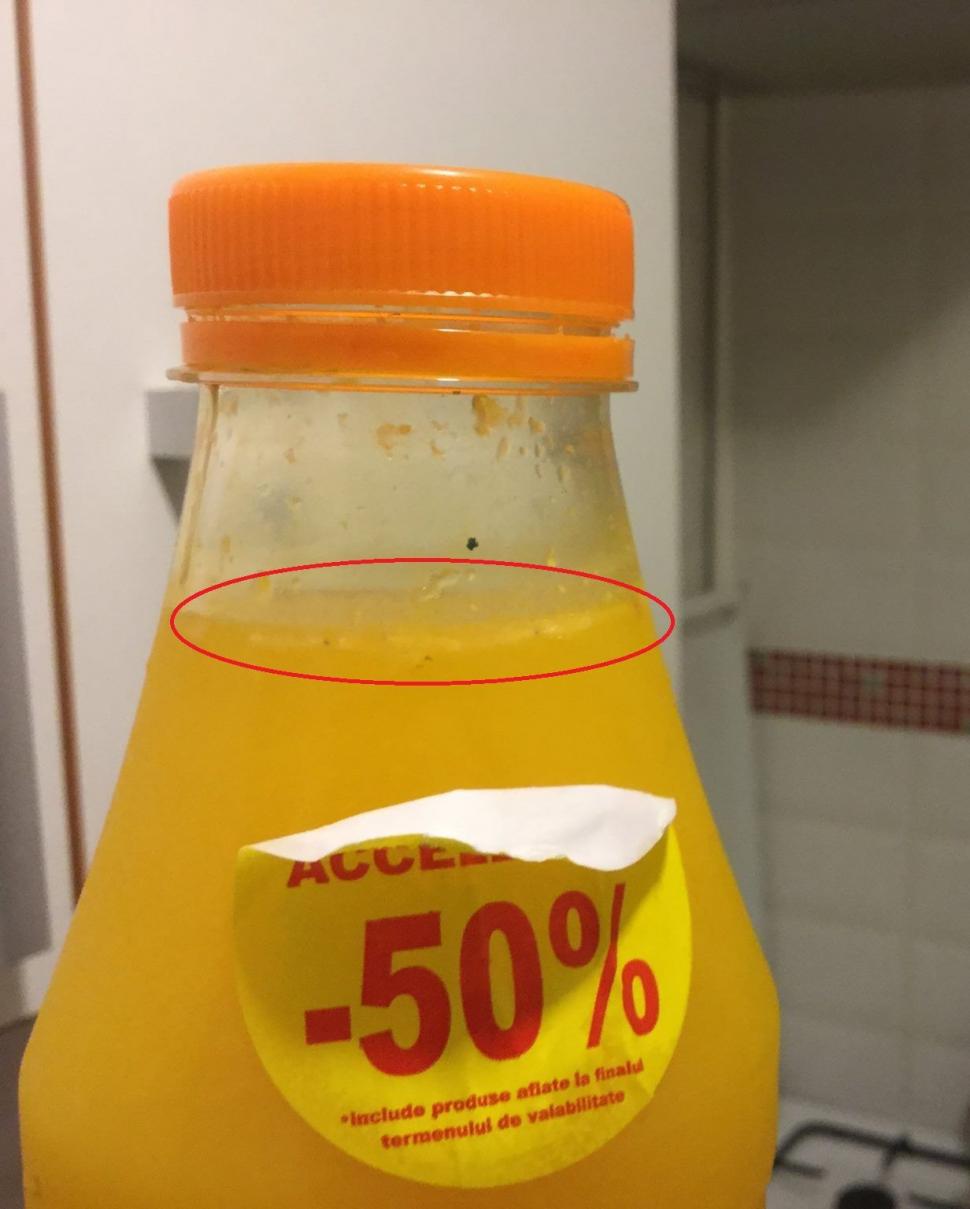 Scârbos. Viermi, într-o sticlă de fresh din portocale - FOTO 402271