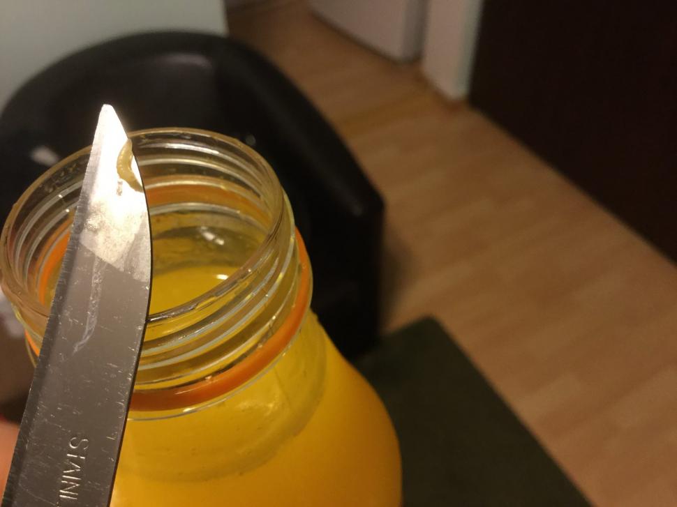 Scârbos. Viermi, într-o sticlă de fresh din portocale - FOTO 402273