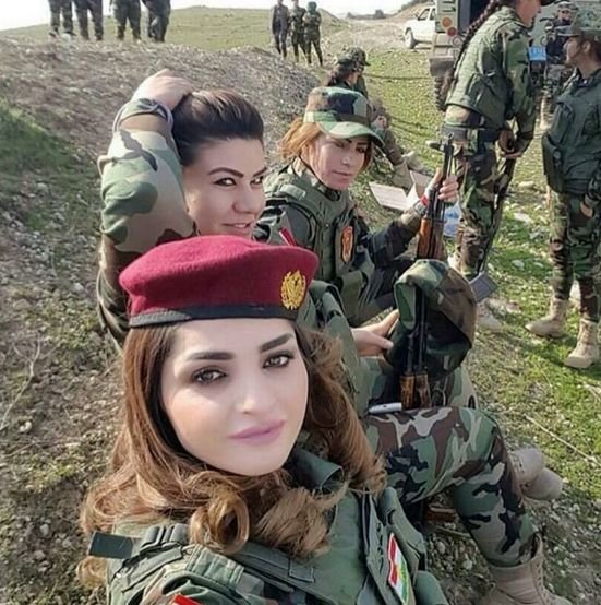 Ce fac femeile kurde care luptă cu fanaticii ISIS, înainte de a pleca la luptă. „Când mor, vreau să...”