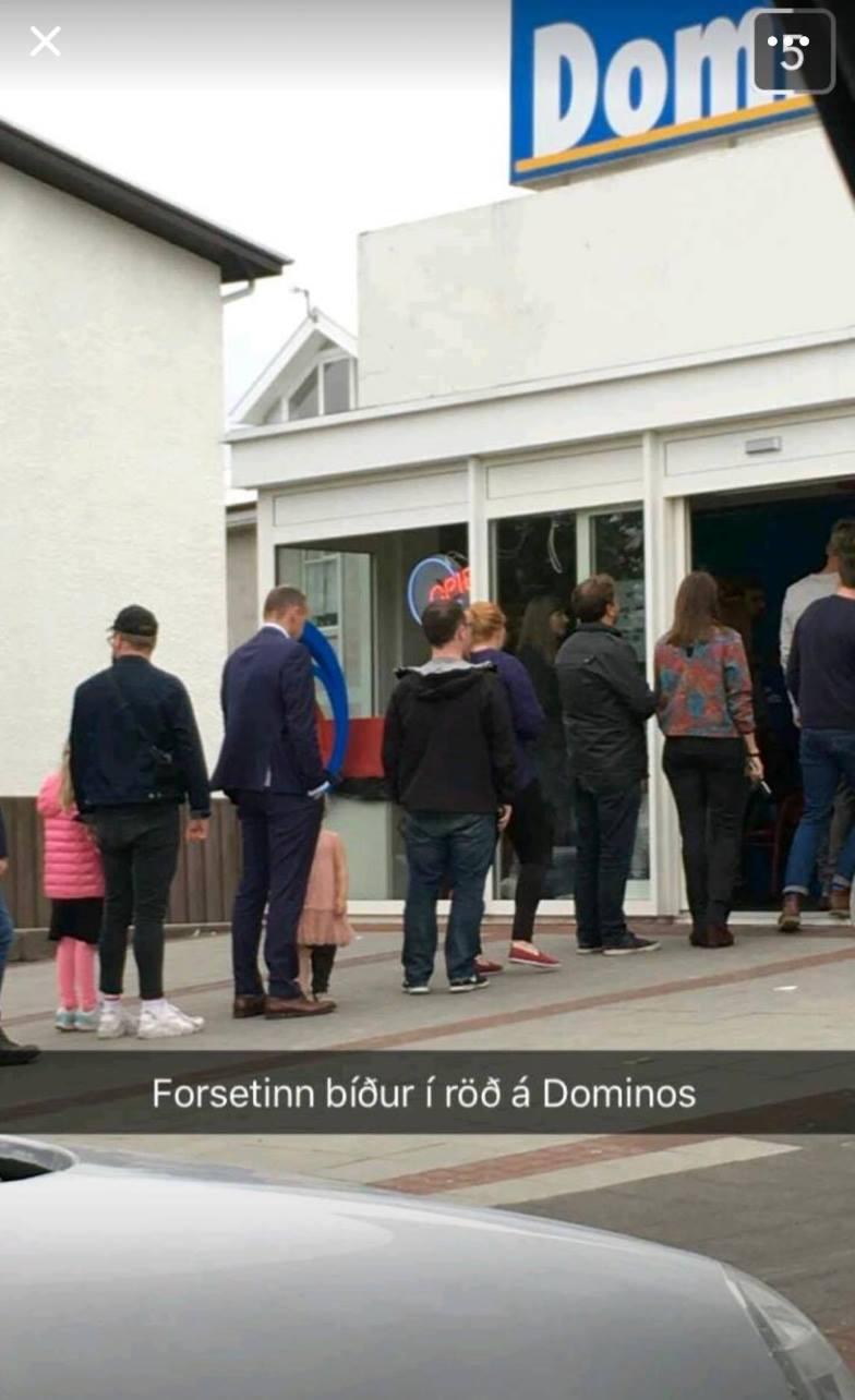 I s-a făcut poftă de pizza în drum spre palatul prezidențial. Președintele stătea la coadă, la fel ca ceilalți oameni. FOTO 402355