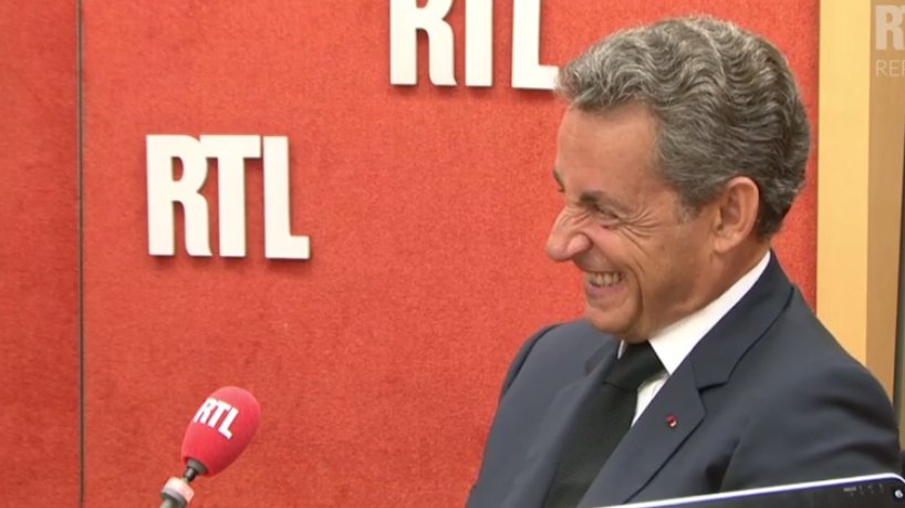 Nicolas Sarkozy, criză de râs în timpul unei emisiuni