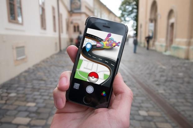 S-a prăbușit în timp ce juca Pokemon Go, într-o bancă. Se zvârcolea și țipa întruna. Oamenii cred că era posedat - VIDEO