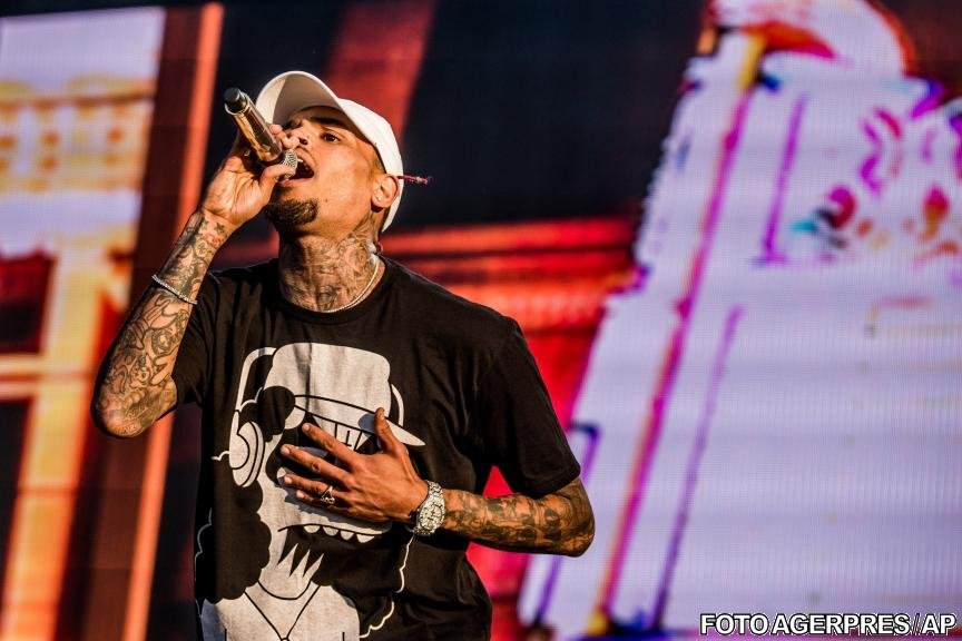 Cântărețul american Chris Brown a fost arestat, după ce a ameninţat un fotomodel cu o armă