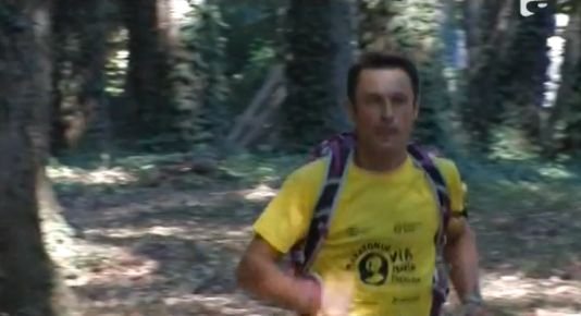 Un pompier din Botoșani bate record după record, în numele României. Povestea maratonistului care a alergat sute de kilometri în deșert, pentru copiii cu autism