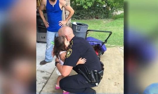 Fotografia cu un polițist care îmbrățișează o fetiță de șase ani e noul viral pe Internet. Află povestea din spatele imaginii
