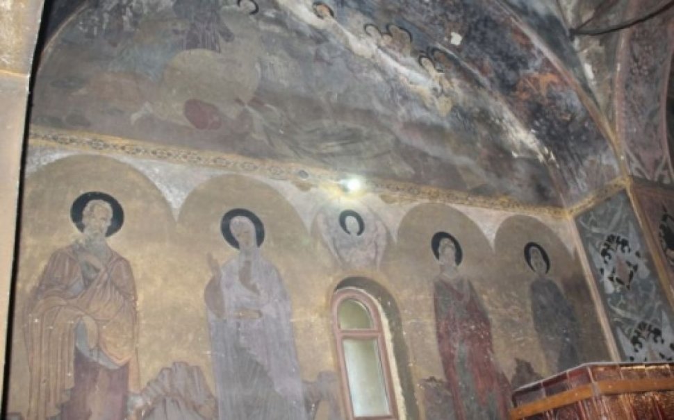 Misterul îngerilor cu aureole negre de pe pereţii unei biserici din România. ''Este singurul loc din ţară unde apare așa ceva''”