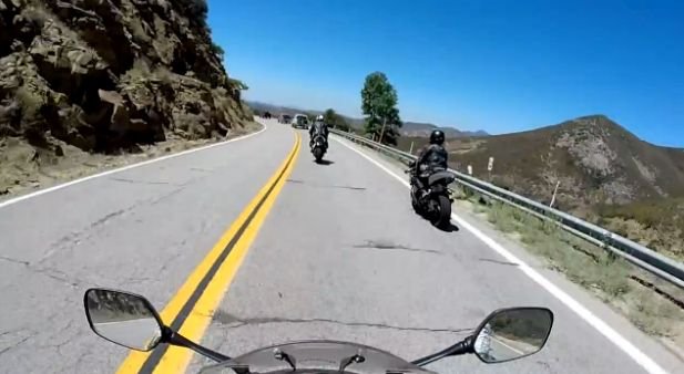 Un grup de motocicliști cobora cu viteză pe un drum de munte. Nu le-a venit să creadă ce i-a depășit
