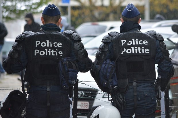 Atac cu cuțit în Franța. Un polițist și o asistentă au fost înjunghiați de un individ