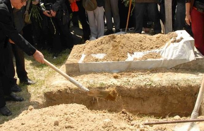 S-a întâmplat în timpul unei înmormântări din România. Când preotul a deschis sicriul, „am încremenit cu toții”