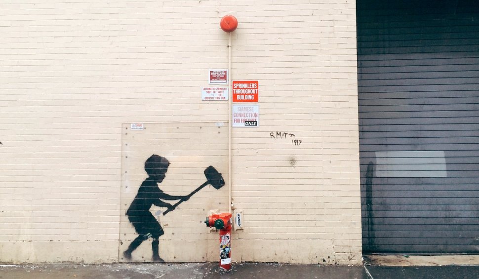 Un jurnalist de investigații are o nouă teorie despre cine se ascunde în spatele legendarului artist Banksy