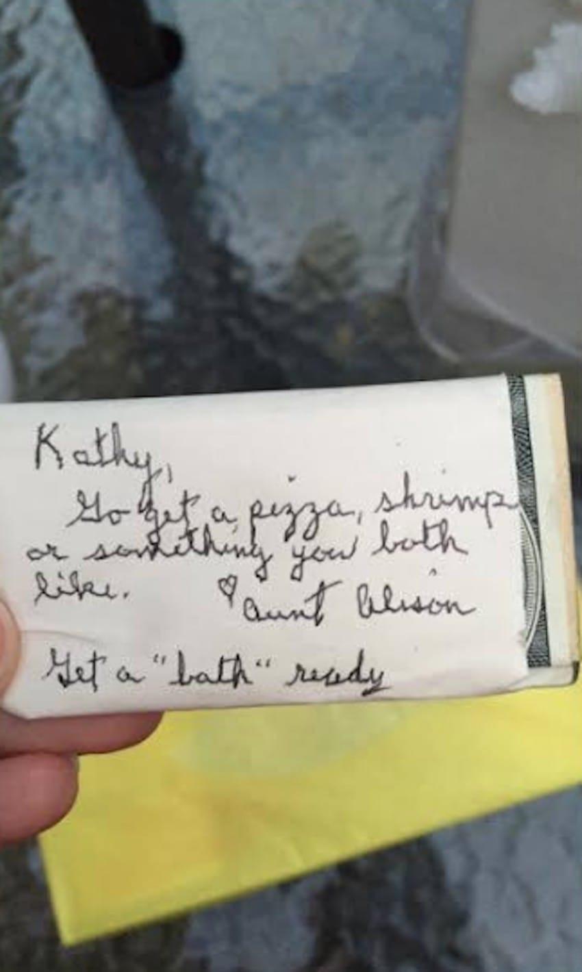 La 9 ani de la nuntă, au găsit un cadou nedesfăcut în dulap. Ce au descoperit când au deschis cutia 403031