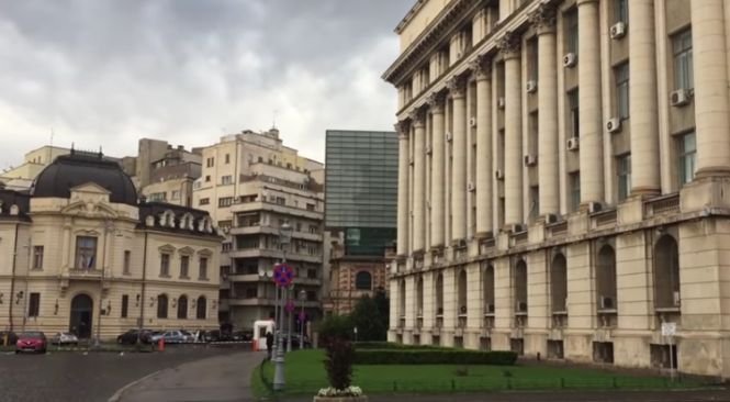 ”Urăsc Bucureștiul, dar mă întorc mereu aici”. Un artist din SUA le dă peste nas conaționalilor săi „ignoranți” care au criticat România