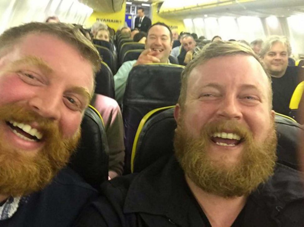 Și-a întâlnit sosia în avion și a făcut un selfie. Ce a descoperit imediat după ce a postat fotografia pe Twitter  