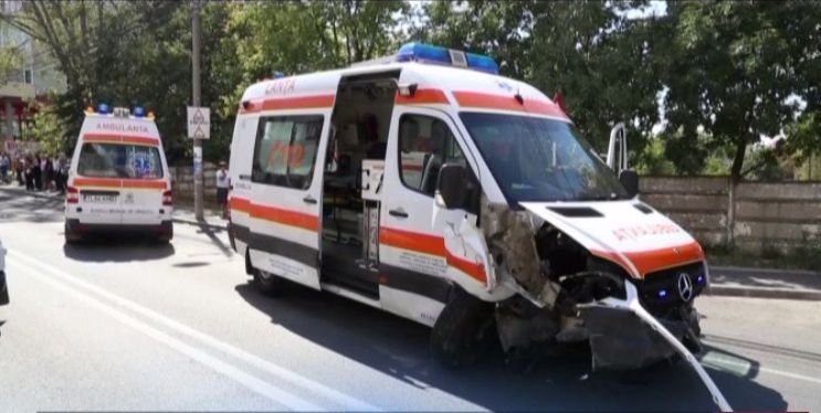 Ambulanță cu un pacient de trei ani, spulberată în trafic de un șofer neatent