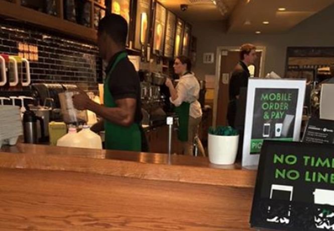 Un bărbat a intrat într-o cafenea Starbucks. Ce s-a întâmplat după ce o tânără i-a dat un bilet. Mii de oameni, în lacrimi